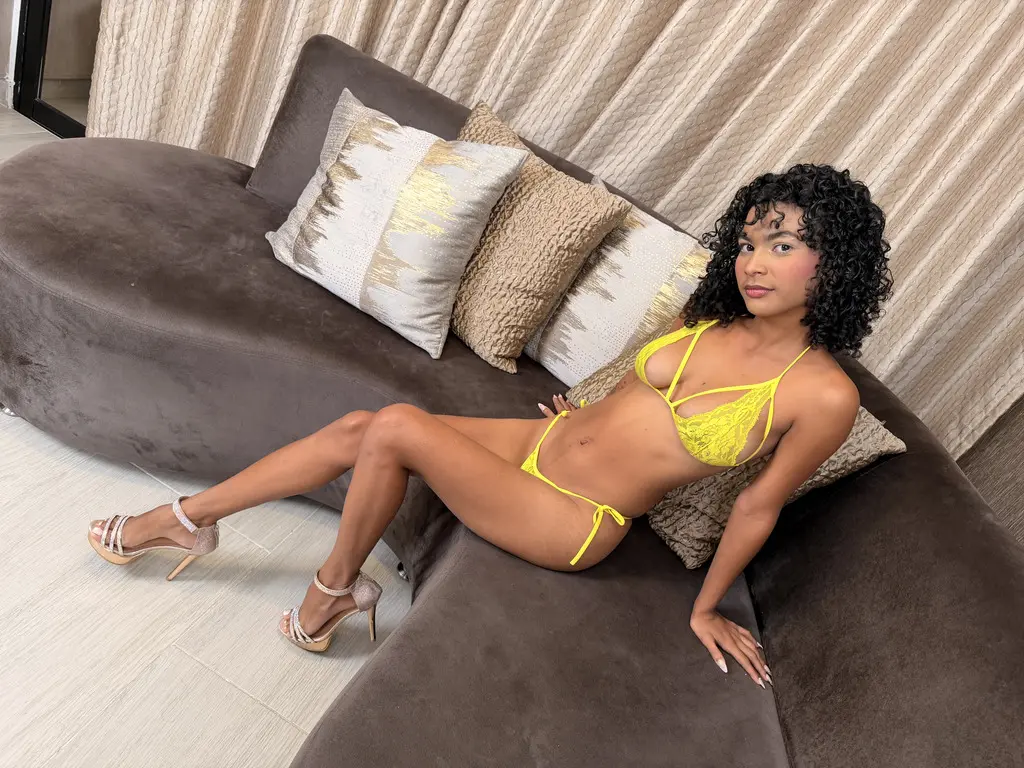 Nahomi Guevara – Fresh milk from the hot tits of little Naomi Guevara receiving two big cocks